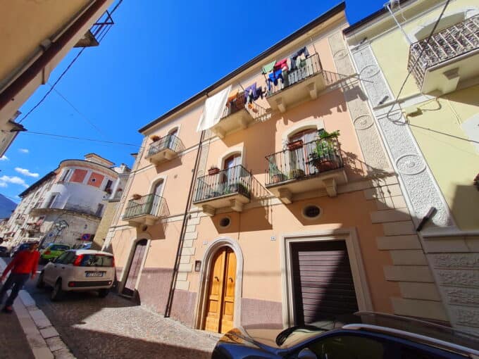Ref 338 Large palazzo in a beautiful town